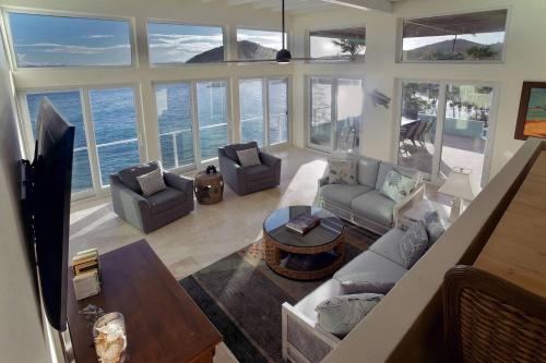 Good Vibes Only Ocean Villa-Views/Pool/Sundeck/Fun in Donoe