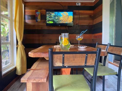 المرافق, Natures Balcony Reclaimed Wood Cabin with Villarrica Volcano and Majestic Peak Views in Quetroleufu