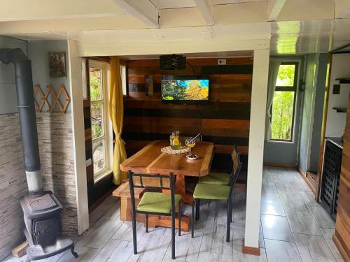 صالة مشتركة/ منطقة التلفزيون, Natures Balcony Reclaimed Wood Cabin with Villarrica Volcano and Majestic Peak Views in Quetroleufu