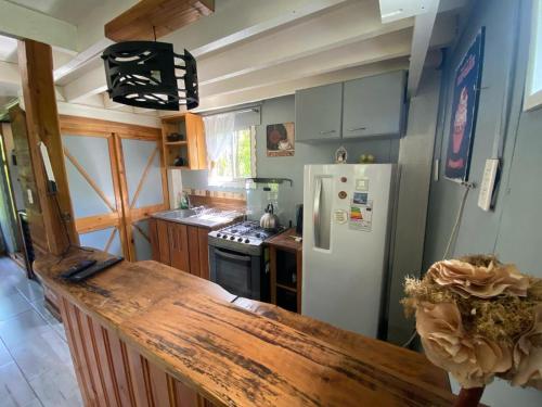 مطبخ, Natures Balcony Reclaimed Wood Cabin with Villarrica Volcano and Majestic Peak Views in Quetroleufu