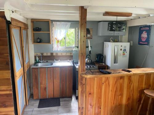 مطبخ, Natures Balcony Reclaimed Wood Cabin with Villarrica Volcano and Majestic Peak Views in Quetroleufu