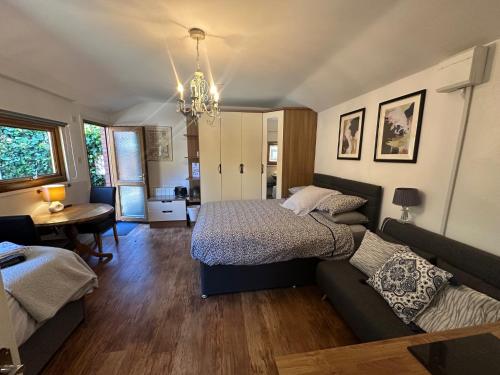 Station Approach Solihull Cabin Stays, Solihull