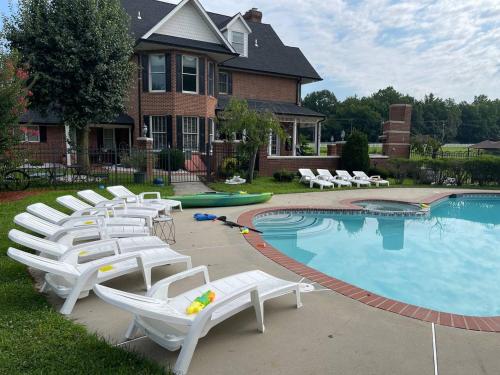Huge Farmstay w/ Pool, Animals, Pond, & Game Room in Port Tobacco (MD)