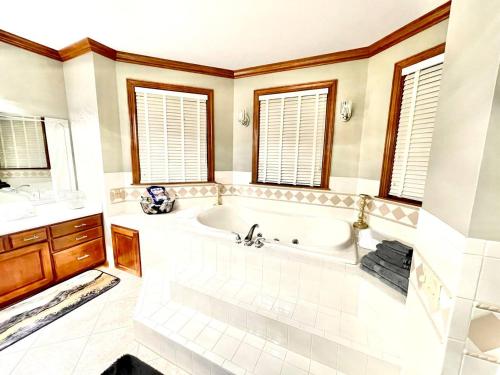 Huge Farmstay w/ Pool, Animals, Pond, & Game Room in Port Tobacco (MD)