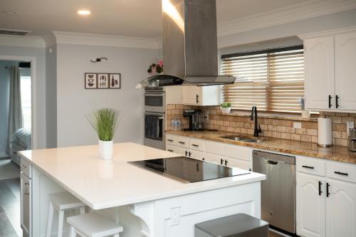 Kitchen, DFW Spacious Cozy Modern Villa in Mansfield
