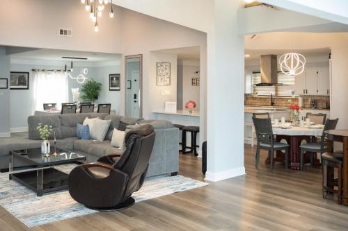 Kitchen, DFW Spacious Cozy Modern Villa in Mansfield