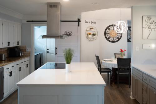 Kitchen, DFW Spacious Cozy Modern Villa in Mansfield