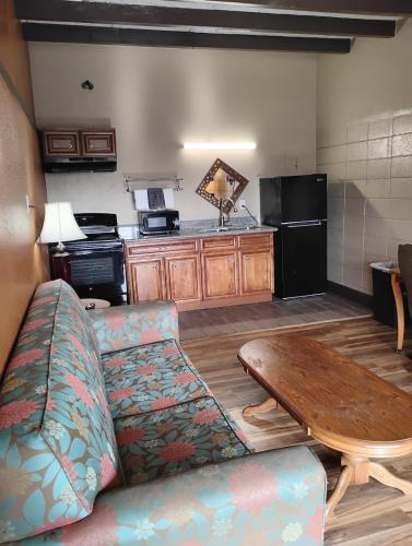 Gated 1 King BR 2 Bath Apt with Full Kitchen 126 – khách sạn tại Merrydale