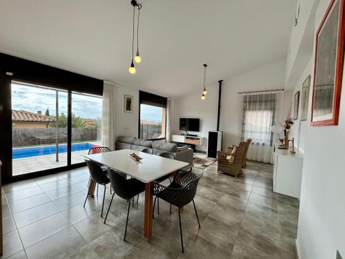 Holiday Home Lichtdurchflutete Ferienvilla mit Pool by Interhome
