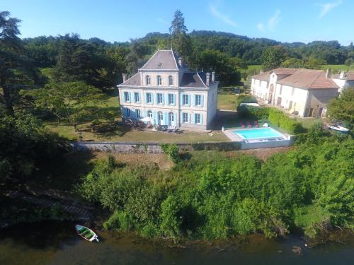 Holiday Home Schloss mit Überlaufpool an der Dordogne by Interhome (Holiday Home Schloss mit Uberlaufpool an der Dordogne by Interhome) in Saint-Seurin-De-Prats