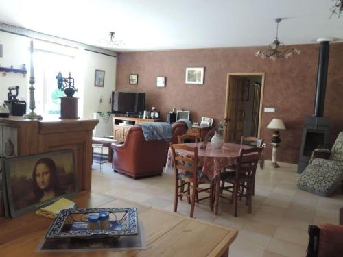 Holiday Home Villa Roland in Burgund 125m2 4 Sterne by Interhome in 沙尼