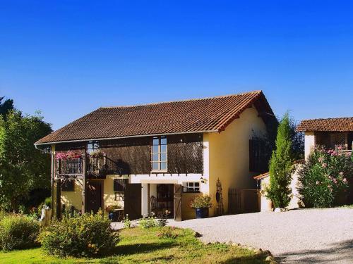 Holiday Home in Sarraguzan mit Privatem Pool by Interhome in Fontrailles