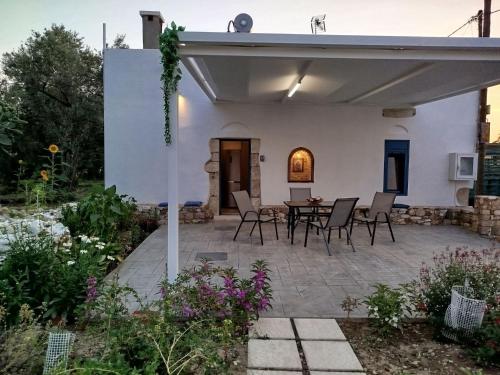 Holiday Home Großvaters Haus - ein 150 Jahre altes Steinhaus by Interhome – khách sạn tại Lagoudi Zia