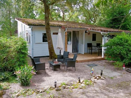 Holiday Home Chalet B10 Yemanisi in der Dordogne by Interhome in Saint-Saud-Lacoussiere