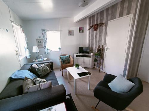 Holiday Home Chalet B10 Yemanisi in der Dordogne by Interhome in Saint-Saud-Lacoussiere