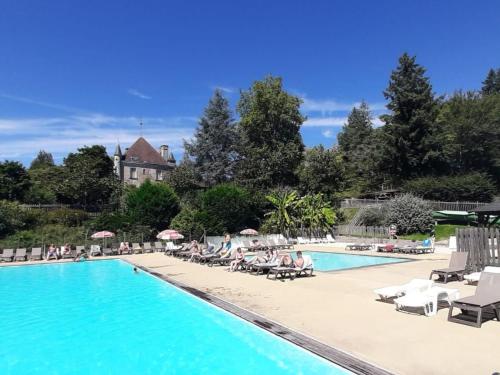 Holiday Home Chalet B10 Yemanisi in der Dordogne by Interhome in Saint-Saud-Lacoussiere