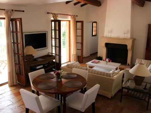 Holiday Home Charmante Villa mit Pool und Golfplatz by Interhome in Saint-Raphael