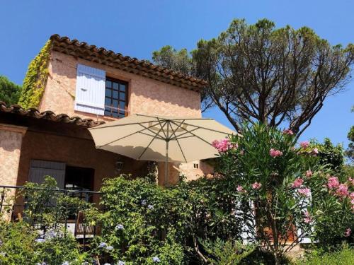 Holiday Home Charmante Villa mit Pool und Golfplatz by Interhome in Saint-Raphael