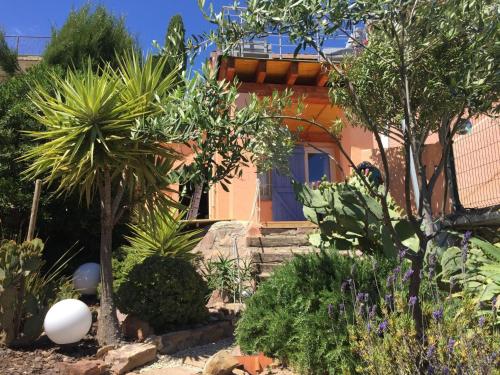 Holiday Home Kleine Villa an der Cote d'Azur by Interhome – khách sạn tại Le Caloussu
