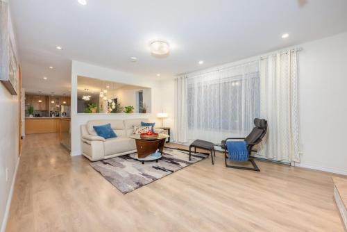 Central Van 3BR Upper Suite - Near Skytrain – khách sạn tại Kensington-Cedar Cottage