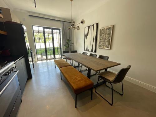 Stylish house in quiet neighbourhood - image 8