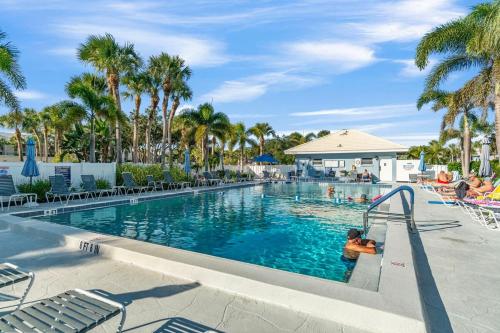 Úszómedence, Golf Privileges with Pool near Wellen Park and Atlanta Braves stadium in Plantation (Florida)