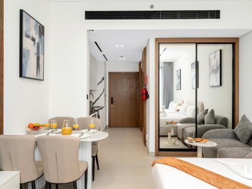 Luxury Studio with Private Jacuzzi at Business Bay - image 5