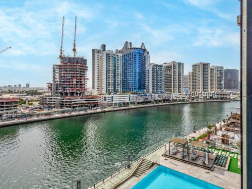 Luxury Studio with Private Jacuzzi at Business Bay - image 4