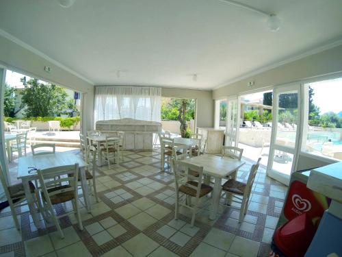 Happyland Hotel Apartments 4