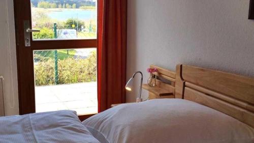 Ferienwohnung Granitzblick 3 mit Wintergarten und Seeblick – khách sạn tại Altensien