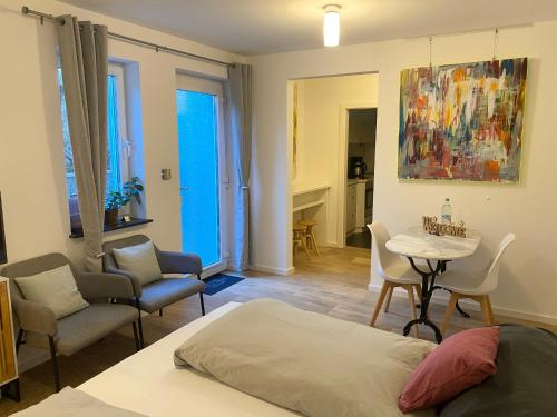 Helle Souterrainwohnung mit Komfort, Munchen