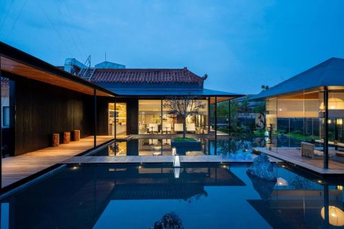 Terra Art Hotel with Rooftop Zen Garden, Veggie Dining,English speaking,Pick-up service&Free Laundry 2
