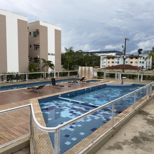 Apartamento em condomínio paraíso jardim Alpina – khách sạn tại Tarumã