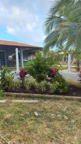 Garden, CHALE PERTO DA PRAIA COM DUAS SUITES E VARANDAO in Piacabucu