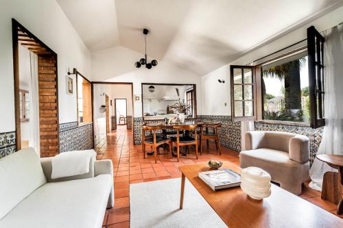 Relax in Style - Prime Spot with Garden & Natural Pool in อะเซเตา