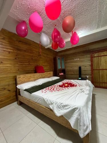 Cabaña tipo glamping con jacuzzi y malla catamaran en finca la fortuna – khách sạn tại Palicare