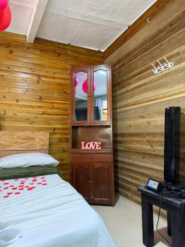 Cabana tipo glamping con jacuzzi y malla catamaran en finca la fortuna in Palicare