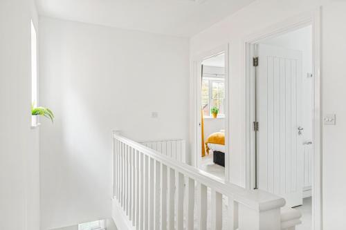 Bestwood Home with 4 Bedrooms Sleeps 10 with Parking in 諾丁漢市