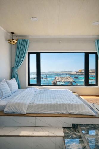 Standard suite double or twin sea view