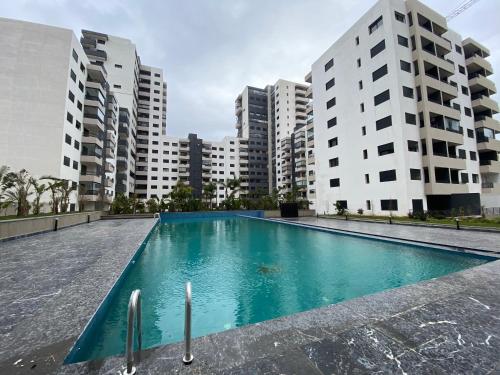 Luxury 3 Bedroom Apt Near Park and Sea, Heated Indoor Pool, Wifi, Free Parking, Casablanca