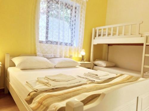 1 queen bed, 1 bunk bed
