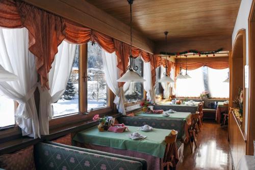 Restaurant, Hotel Garni St. Hubertus in Madonna di Campiglio
