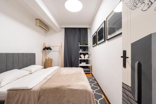 1 queen bed, 1 sofa bed