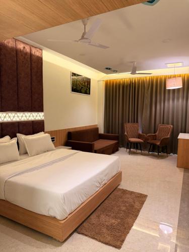 1 king bed, 1 sofa bed