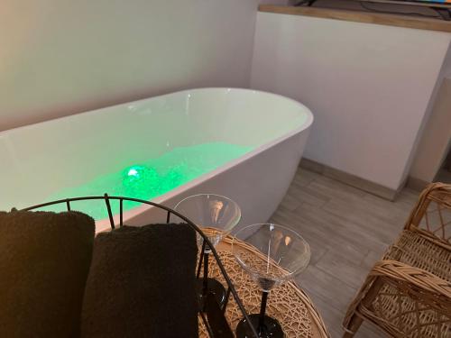 Badezimmer, Apartamenty z wanna z hydromasazem na wylacznosc lub Pokoje z prysznicem 2 osobowe i 4 osobowe Zakop in Guty