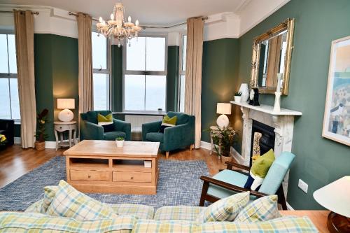Glan y Mor, Sleeps 20, 8 Bedrooms, 8 Bathrooms, Seafront, Criccieth in 克里基厄斯市中心