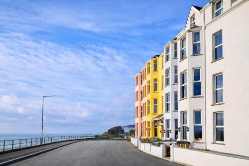 Glan y Mor, Sleeps 20, 8 Bedrooms, 8 Bathrooms, Seafront, Criccieth in 克里基厄斯市中心