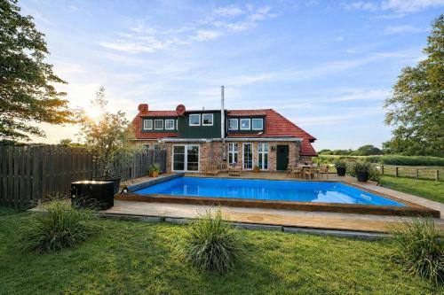 Ferienhaus"Huus an`t Diek" Luxus in Deichnähe mit Pool, Nähe Norddeich in Norden, Deutschland