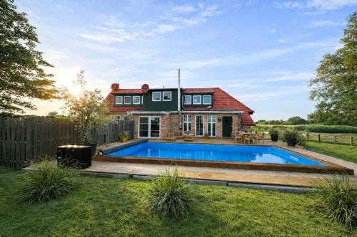 Ferienhaus"Huus an`t Diek" Luxus in Deichnähe mit Pool, Nähe Norddeich in Norden, Deutschland