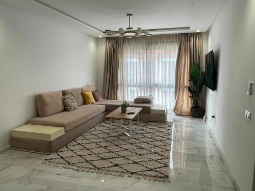 Private Room,living room, Piscine & Parking en cohabitation avec le hôte seulement (Private Room,living room, Piscine & Parking en cohabitation avec le hote seulement) in Nouaceur